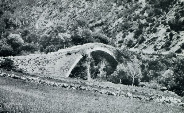 Andorra, 1931, Onbekend, In Andorra, de kleinste staat ter wereld. Oude boogbrug