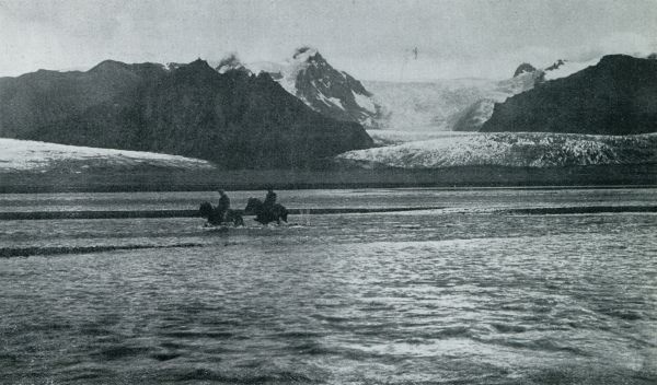 Ijsland, 1931, Onbekend, Skuggi. Het doorwaden van de Skeidar; op den achtergrond een deel van Ijslands's grootsten gletsjer, de Valmajkull