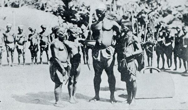 Onbekend, 1931, Onbekend, In het Land der Pygmeen. Een stam in Midden-Afrika, welks leden ternauwernood een meter lang zijn