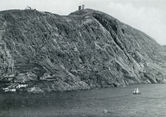 Canada, 1931, St. Johns, New Foundland. Ingang tot de haven van St. Johns, noordzijde der Narrows, Signal Hill en Cabot Tower