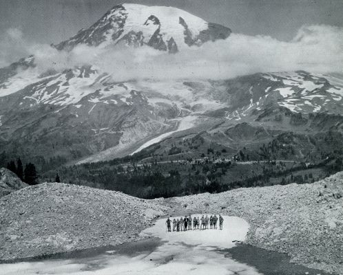 Mount Rainier. Aan den voet van Pinnacle-Gletscher. In de laagte Paradise Valley, op den achtergrond Mount Rainier