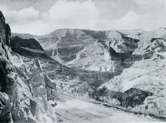 In een der natuur-schatkamers van Arizona. De Painted Cliffs in Arizona