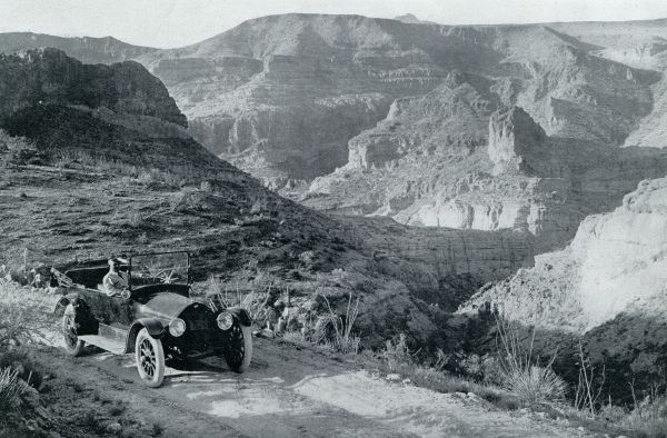 In een der natuur-schatkamers van Arizona. Langs den Apache Trail in den staat Arizona