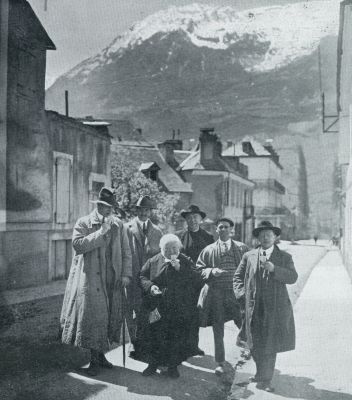 Uit de Fransche Pyreneen. In de straten van Pau