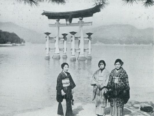 Japan, 1931, Miyajima, Gewijde plaatsen in Japan. Mijayima, het Heilige Eiland in de Japnsche Binnenzee met de Water-Torii