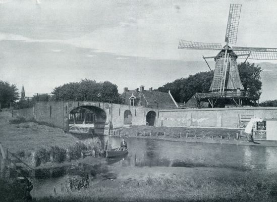 Friesland, 1931, Sloten, Friesche omzwervingen. De Lemsterpoort te Sloten met vestingmuur en gedeelte van de Veermanskaai