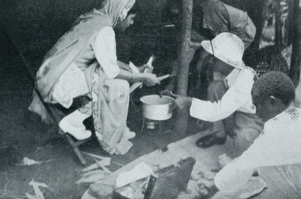 Afrika, 1931, Onbekend, Bij de bronnen van den Nijl. Azi en Afrika treffen elkaar bij de huishouding