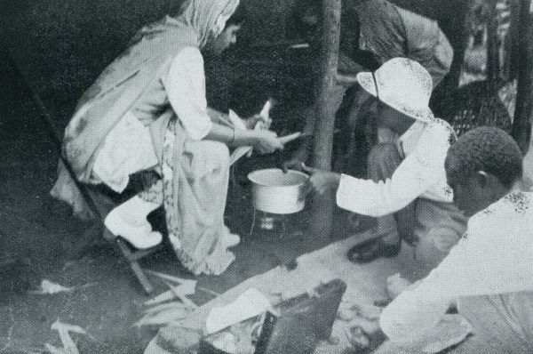 Bij de bronnen van den Nijl. Azi en Afrika treffen elkaar bij de huishouding