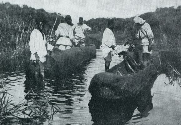 Oeganda, 1931, Onbekend, Bij de bronnen van den Nijl. Overzetveer met behulp van uitgeholde boomstammen op de Mpologama-rivier