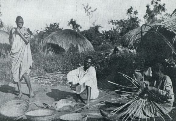 Afrika, 1931, Onbekend, Bij de bronnen van den Nijl. Manden-vlechten bij de Kairondo negers in Kenya-Kolonie
