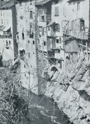 Frankrijk, 1931, Pont-en-Royans, Langs eenzame wegen in Zuid-Frankrijk Dauphin en Drme. Boven het bergbeekje uitstekende huzien te Pont-en Royans