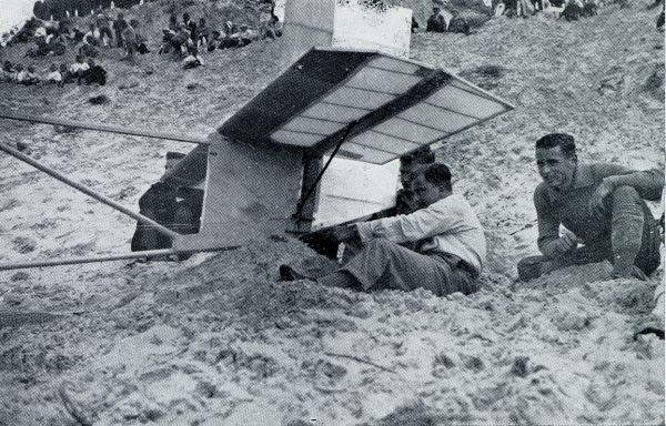 Noord-Holland, 1931, Egmond aan Zee,  Zweefvliegen te Egmond. Het vasthouden bij den start