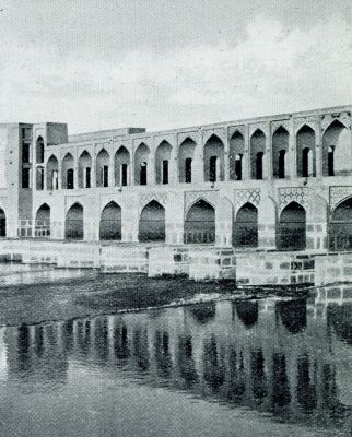 Iran, 1931, Isfahan, Zwerftochten in en door Perzi. De beroemde Drie-Verdieping-Brug te Isfahan