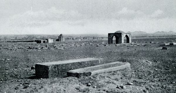 Iran, 1931, Isfahan, Zwerftochten in en door Perzi. Het Armeensche kerkhof te Isfahan