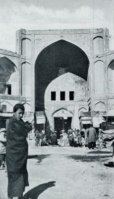 Iran, 1931, Isfahan, Zwerftochten in en door Perzi. Ingang van den bazar te Isfahan