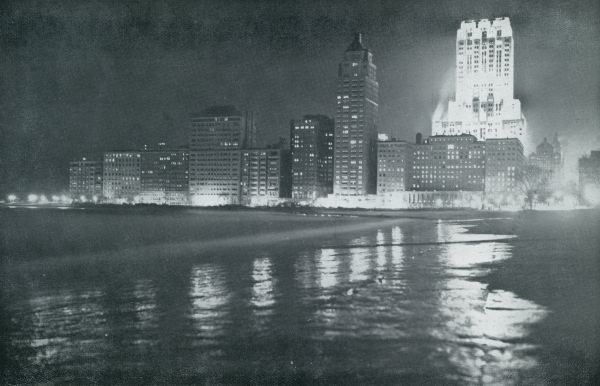 Amerika, 1931, Chicago, Chicago. Chicago's Gouden Kustlijn aan het Michigan-meer, Oak Street Beach bij avond met rechts Palmolive Building