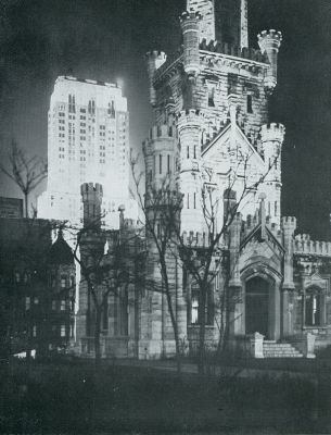 Amerika, 1931, Chicago, Chicago. Een der oudste en een der nieuwste gebouwen van Chicago: Water Tower en Palmolive Building