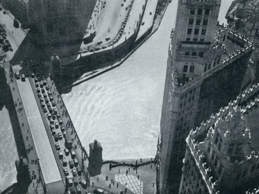 Amerika, 1931, Chicago, Chicago. Kijkje van een wolkenkrabber op Wrigley Building, Chicago River en Michigan Boulevard Bridge
