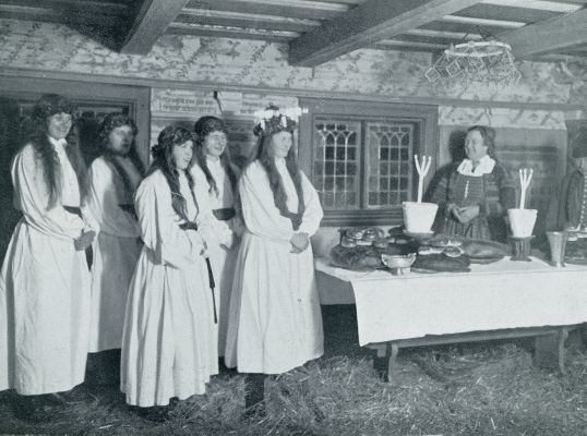 Zweden, 1931, Onbekend, St. Lucia, de lichtbruid van den Joeltijd, komt met den stoet der zingende maagden in de boerderij