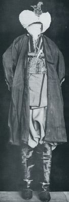 Turkije, 1932, Onbekend, In het Serail der Sultans. Kostuum van Prins Mahomet, zoom van Abdoel Hamid I (einde 18de eeuw)