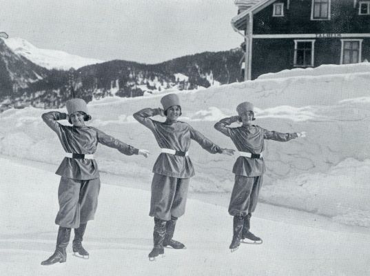 Zwitserland, 1932, Davos, In Davos. Drie vroolijke kozakken op een ijsfeest te Davos