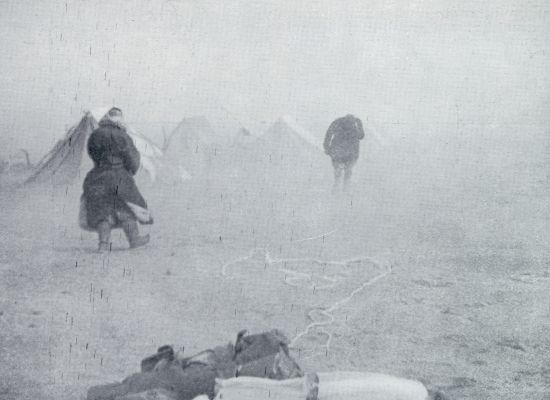 Onbekend, 1932, Onbekend, Zandstorm in de Gobi-woestijn. Bij een zandstorm kan men nauwelijks een paar passen voor zich uitzien, het zand dringt door alles heen en wie op marsch door den storm verrast wordt, loopt groot gevaar, door het zand bedolven te worden