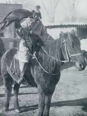 Onbekend, 1932, Onbekend, Kigies met jachtarend in Chineesch Turkestan. De jachtvalken worden voornamelijk voor het vangen van zilver- en blauwvossen gebruikt, waartoe zij zich bijzonder leenen, daar zij de huid niet beschadigen