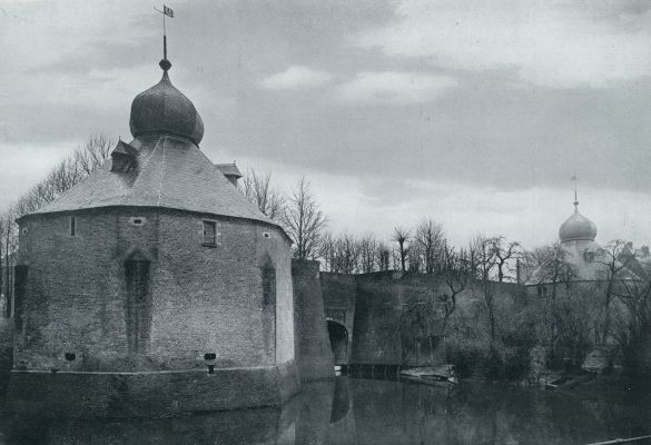 Noord-Brabant, 1932, Breda, Rondom Breda's Groote Markt. De Duiventoren (links) en de Granaattoren (rechts), overblijfselen van het oude Kasteel van Breda