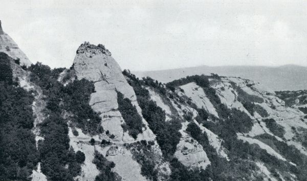 De Kastiliaansche Hoogvlakte. Rotsformatie bij het klooster Montserrat in de nabijheid van Barcelona