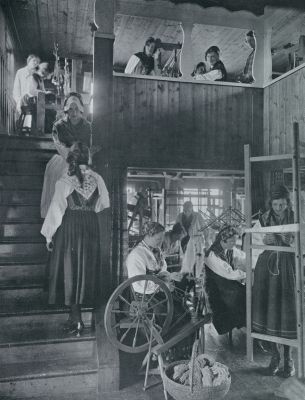 Zweden, 1932, Sterglntan, Aan weefstoel en spinnewiel in de weefschool Sterglntan in Zweden