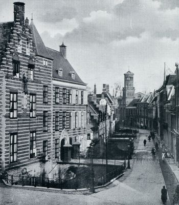 Utrecht, 1932, Utrecht, Het Paushuis (links) aan de Kromme Nieuwe Gracht te Utrecht