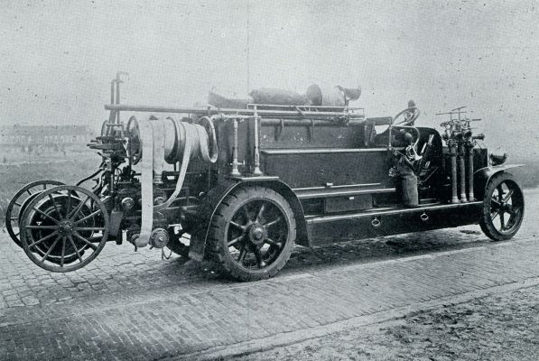 De ontwikkeling van het brandwezen. Benzinemotorspuit in dienst gesteld op 10 Mei 1921