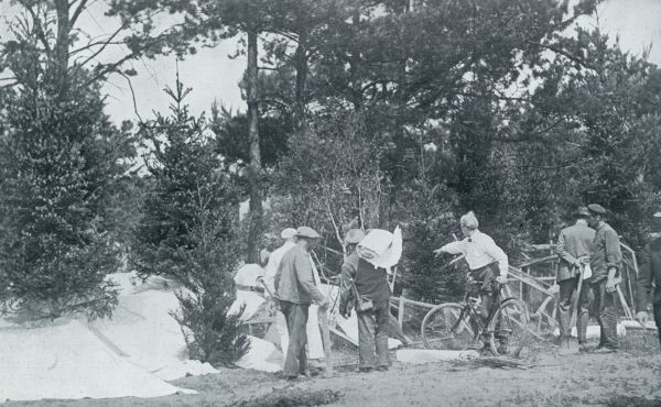 Onbekend, 1932, Onbekend, Een nagemaakte Alpenwereld. Voorbereidingen tot het maken van een sneeuw-opname bij een temepratuur van 30 graden C. in de schaduw