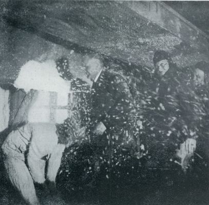 Onbekend, 1932, Onbekend, Een nagemaakte Alpenwereld. De ventilator verwekt een sneeuwstorm