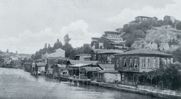 Turkije, 1932, Istanbul, Het Paradijs van den Orint. Houten huizen aan den oever van den Bosporus