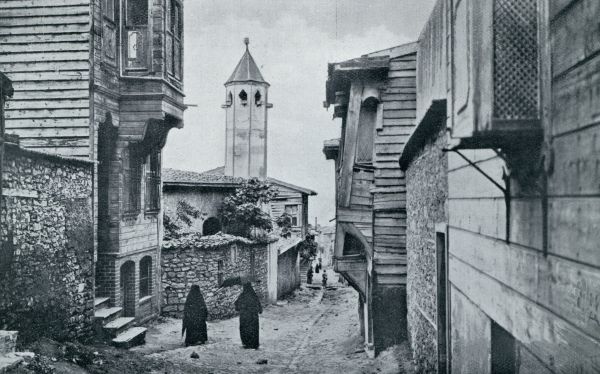 Turkije, 1932, Istanbul, Het Paradijs van den Orint. Houten huizen te Stamboel. Bovenaan rechts spion-hokje