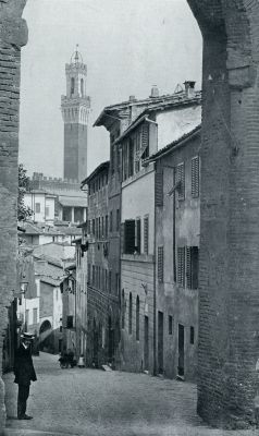 Itali, 1932, Siena, STRAAT TE SIENA MET GEZICHT OP DEN RAADHUISTOREN (MANGIA)