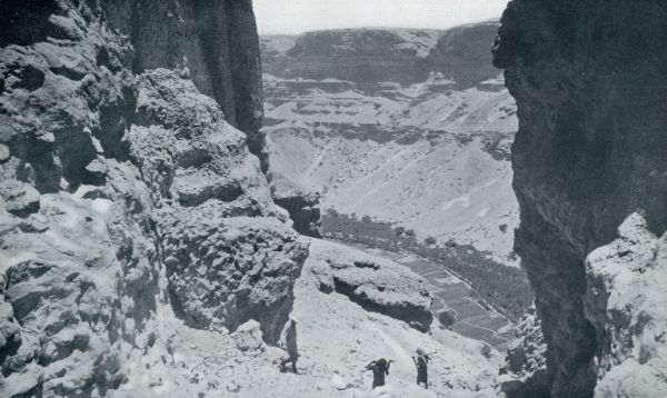 HADRAMAUT. DOOR EEN HOOGE ROTSPOORT ZIEN WIJ IN DE DIEPTE WADI DOAN