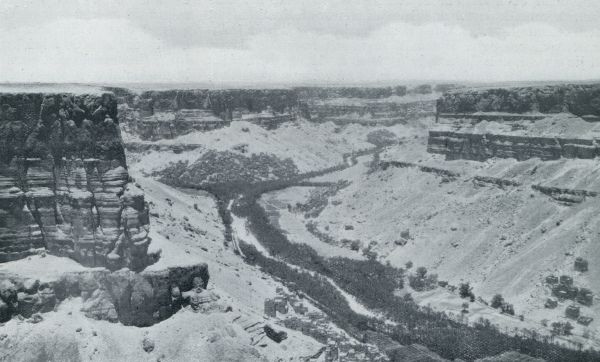 Jemen, 1932, Onbekend, HADRAMAUT. DE WADI IS ALS EEN GROENE RIVIER MET IN T MIDDEN HET BLINKEND WITTE LINT VAN DE ZANDBEDDING