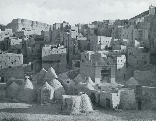 Jemen, 1932, Al Hudaydah, HOREIDA, EEN TYPISCH HADRAMI STADJE. Het dicht bij den mond der Wadi Hadramaut gelegen Horeida was nog nimmer door een Europeaan bezocht