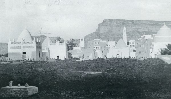 Jemen, 1932, Seiyun, KERKHOF TE SEIWOEN. De gebouwtjes met koepeldaken zijn opgericht ter eere van gestorven groote of heilige mannen. Op den achtergrond minarets van moskeen