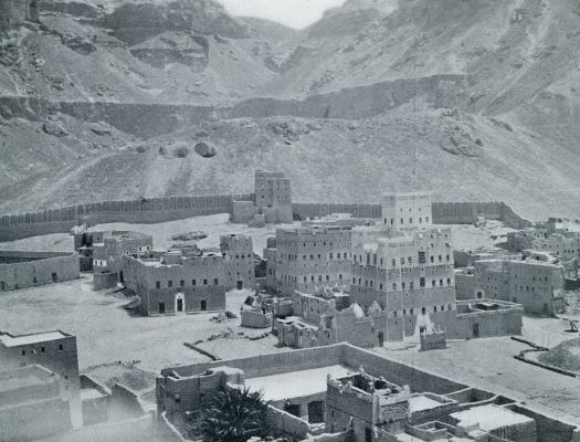 Jemen, 1932, Hautat-El-Quatn, HET OMMUURDE HAUTAT-EL-QUATN, GEZIEN VAN HET DAK VAN HET SULTANSPALEIS ALDAAR