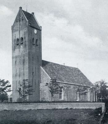 KERK TE ZWICHUM. Type van een Friesche kerk en toren in den corspronkelijken stijl. Men lette op het zadeldak van den toren en op het steenen muwtje, dat het kerkhof harmonisch afsluit