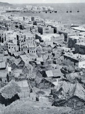 DE HAVENSTAD MAKALLA IN HADRAMAUT. Op den voorgrond de hutten der slavenwijk