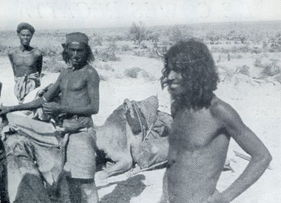 Jemen, 1932, Onbekend, BEDOUNEN VAN ONZE KARAVAAN. De man links is van gemengd Bedounsch- en Negerbloed