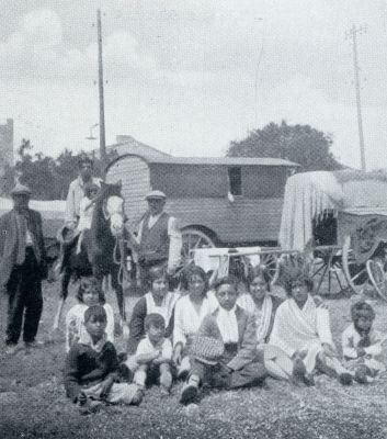 Frankrijk, 1932, Saintes-Maries-de-la-Mer,  EEN ZIGEUNERFAMILIE TE SAINTES-MARIES-DE-LA-MER