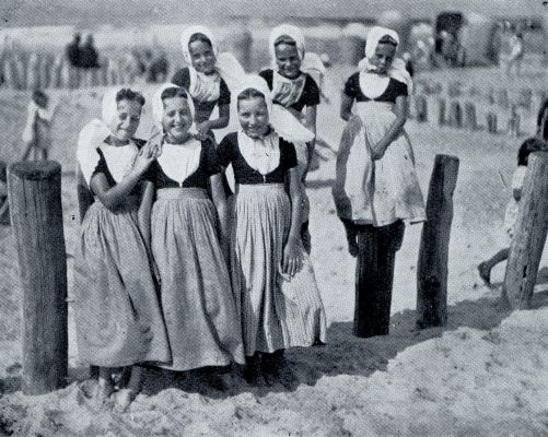 Zeeland, 1932, Domburg, WALCHEREN  ZEELANDS TUIN. VROOLIJKE STOFFAGE VAN HET DOMBURGSCHE STRAND