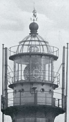 Zuid-Holland, 1932, Scheveningen, VUURTOREN TE SCHEVENINGEN. Met draailicht voor de scheepvaart en in den koepel het lichttoestel voor de luchtvaart