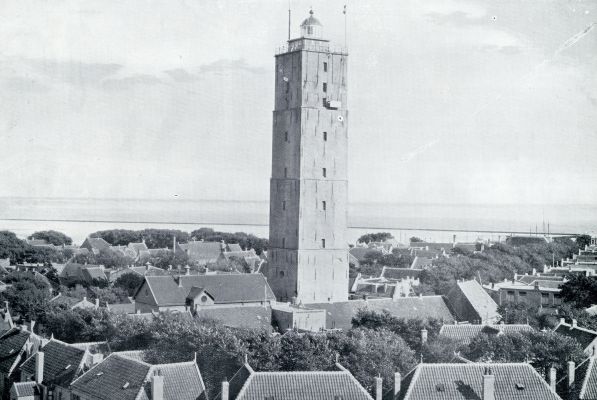 Friesland, 1932, West-Terschelling, HET LICHT IN DEN NACHT. DE BRANDARIS, OPRIJZEND BOVEN DE HUIZEN VAN WEST-TERSCHELLING