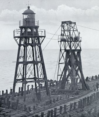 Zuid-Holland, 1932, Hoek van Holland, LICHTOPSTAND OP EET NOORDERHOOFD TE HOEK VAN HOLLAND. Automatisch draailicht, gevoed uit een in den dam begraven gasketel